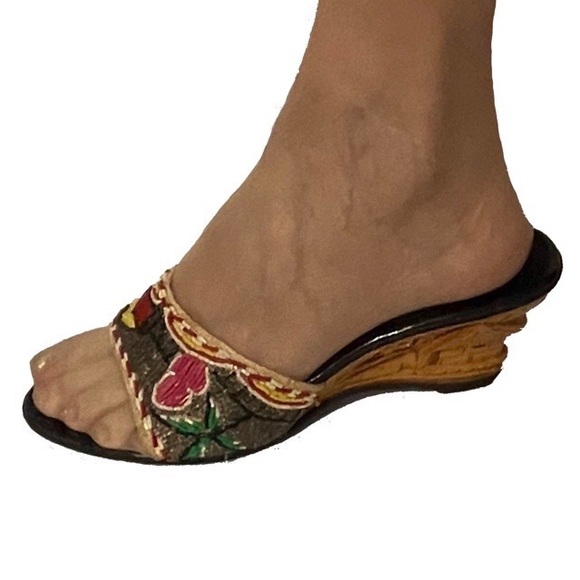 Beaded Mules with Carved Wood Pagoda Heel - Unique - Size 4 - Picture 2 of 10